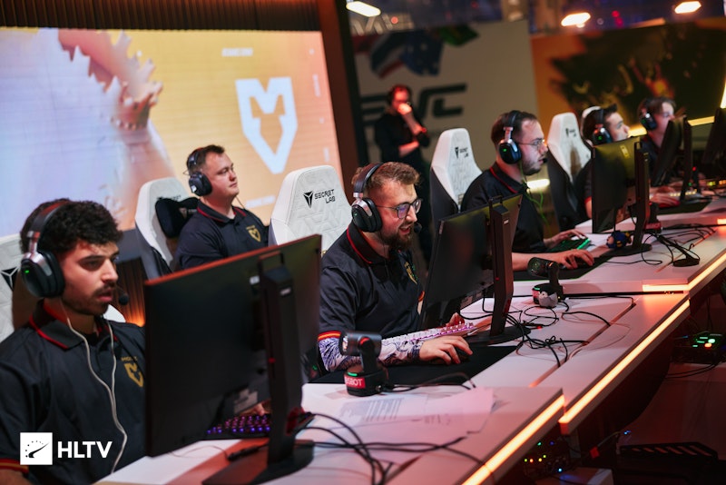 MOUZ beat PARIVISION to reach the Esports World Cup playoffs